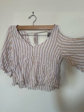 Hollister Striped Cropped V-Neck Top in Cream and White